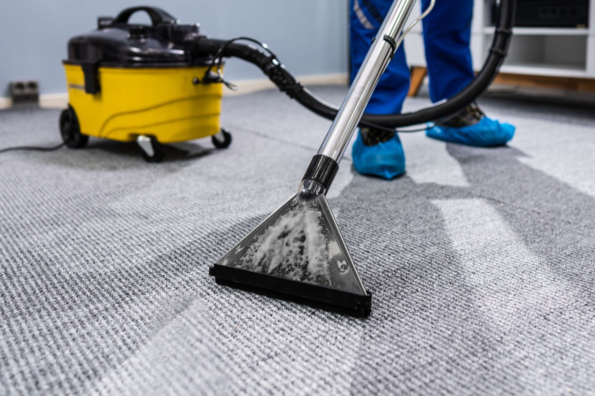 Vast tapijt wordt professioneel gereinigd