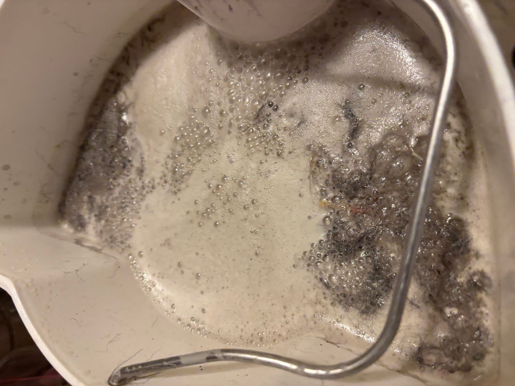 Vuil spoelwater na de reiniging